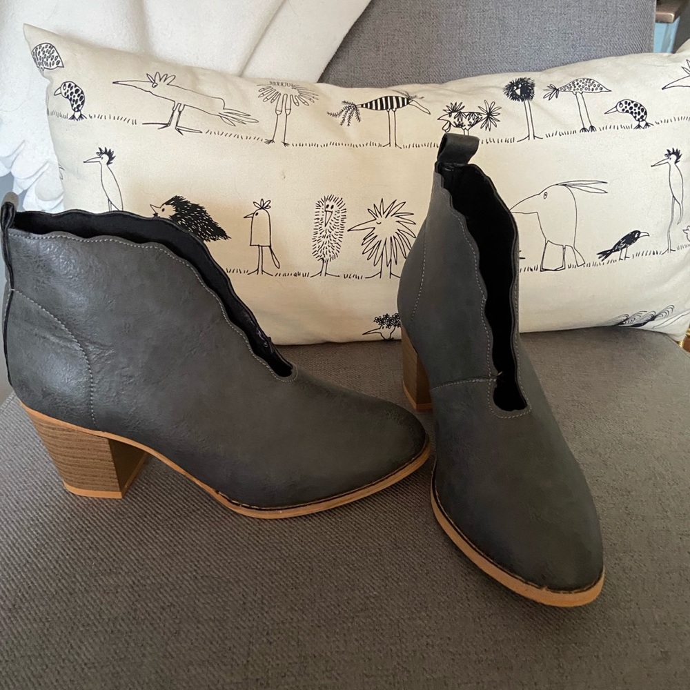 Size 6 gray bootie never worn!